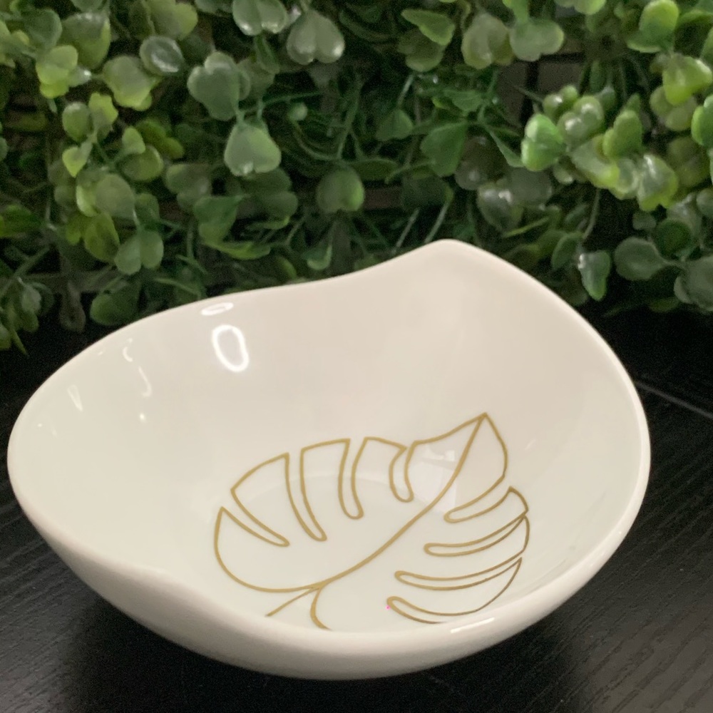 Gold monstsera leaf jewelry/ring holder